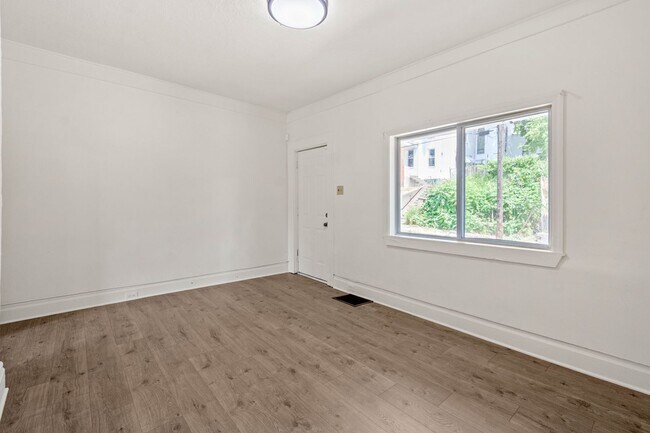 Foto del edificio - GREAT TWO BEDROOM IN SOUTH SIDE SLOPES!