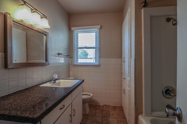 Foto del edificio - Cute & Cozy 3 Bedroom with Extra Storage!