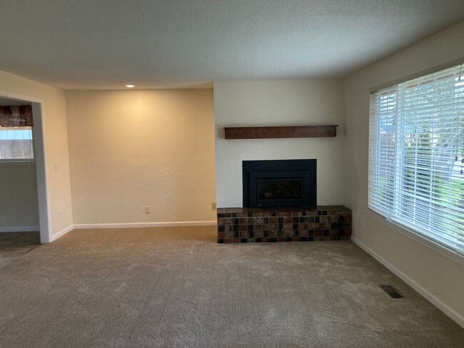 Building Photo - Spacious 3-bedroom, 2 bath home in SE Albany