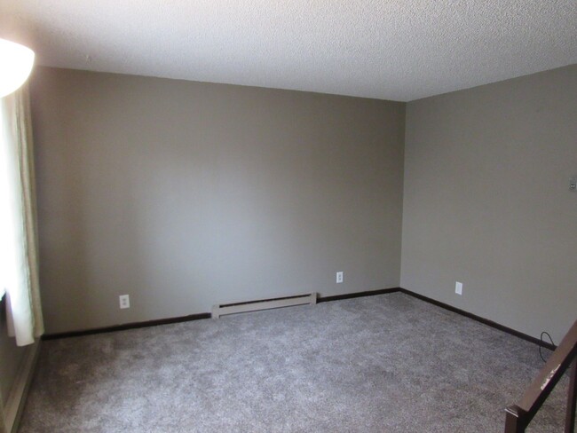 Building Photo - Centrally Located, 2 Bedroom Townhouse w/G...