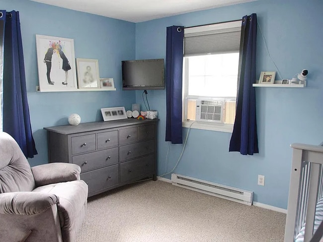 Building Photo - Bright and spacious end-unit townhouse
