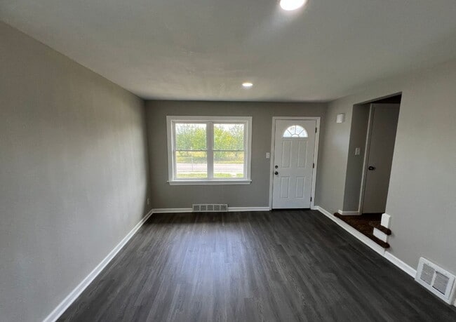 Building Photo - Modern 2-Bed, 1-Bath Duplex with Garage & Basement Storage
