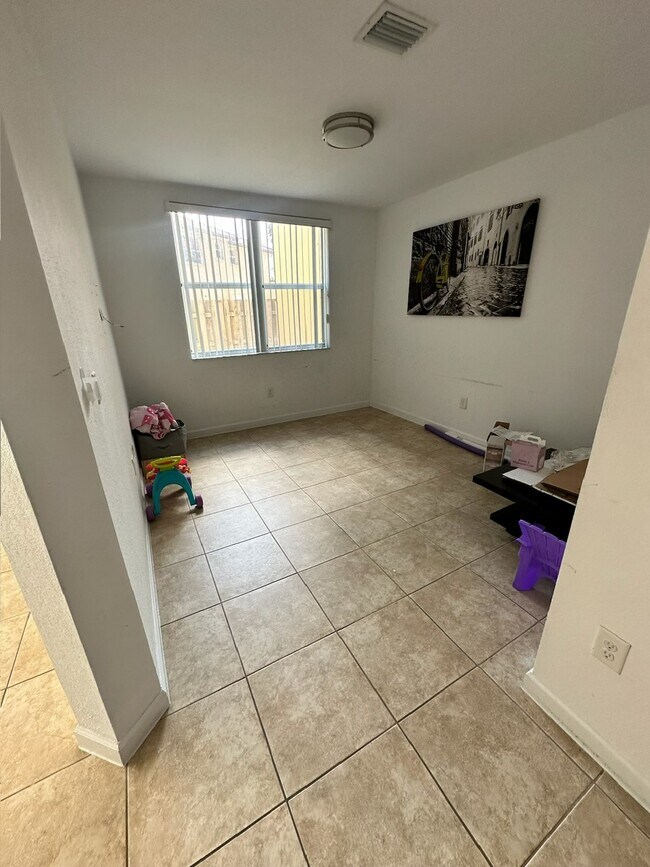 Sala LIVING ROOM - 1495 NE 33rd Ave