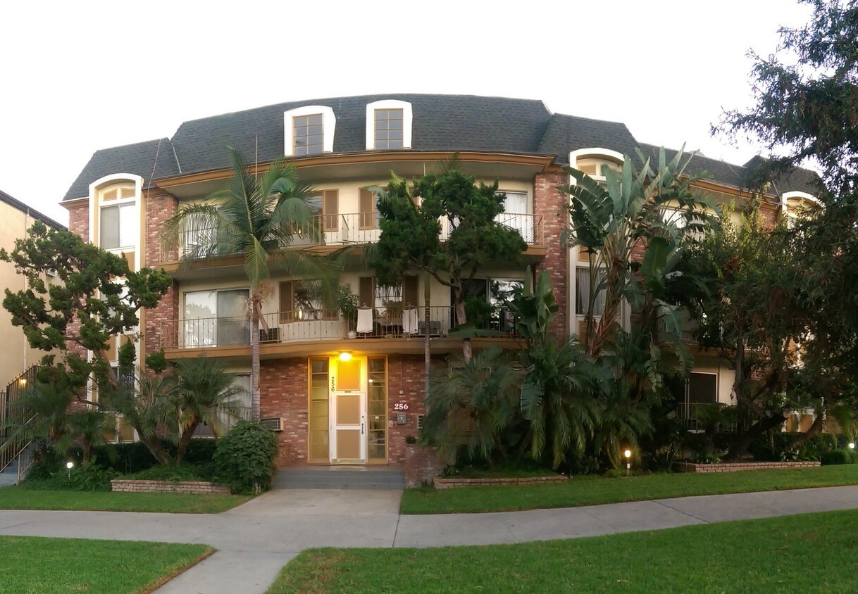 Primary Photo - 256 S La Fayette Park Pl