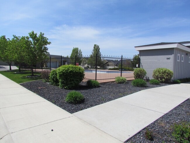 Building Photo - 4 bedroom 2 bath + Bonus Room home and nei...