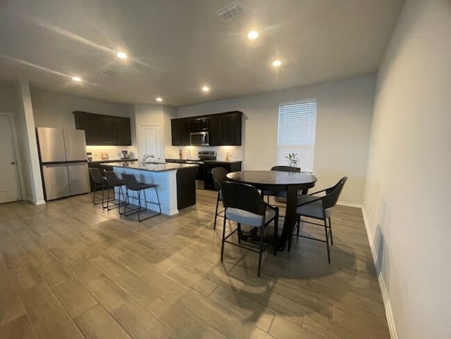 Foto del edificio - Charming 3-Bed, 2.5-Bath Home for Lease in...