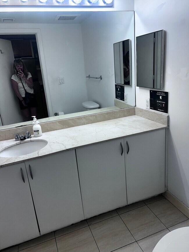 Foto del edificio - 1850 N Bayshore Dr