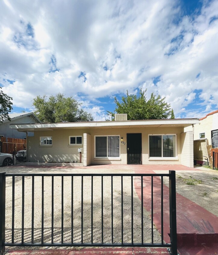 Primary Photo - 223 W Lancaster Blvd
