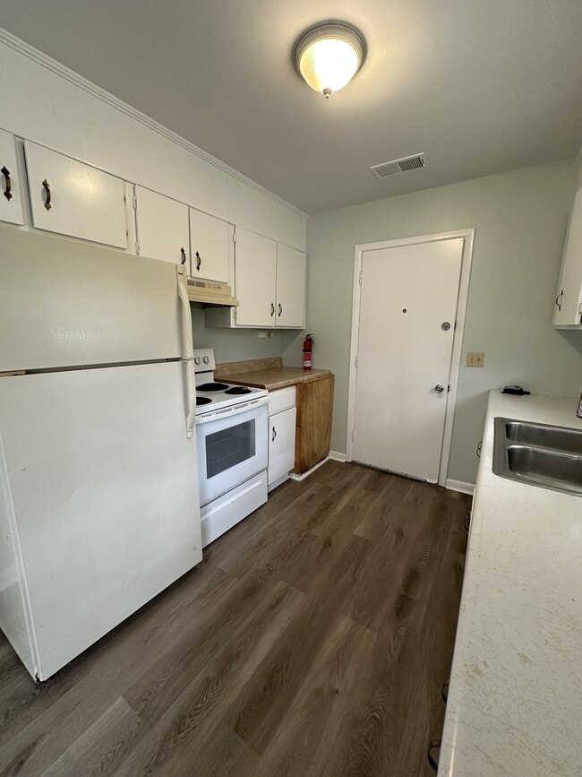 Building Photo - 906 Belleview Cir W