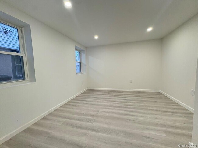 Foto del edificio - 69-16 Almeda Ave