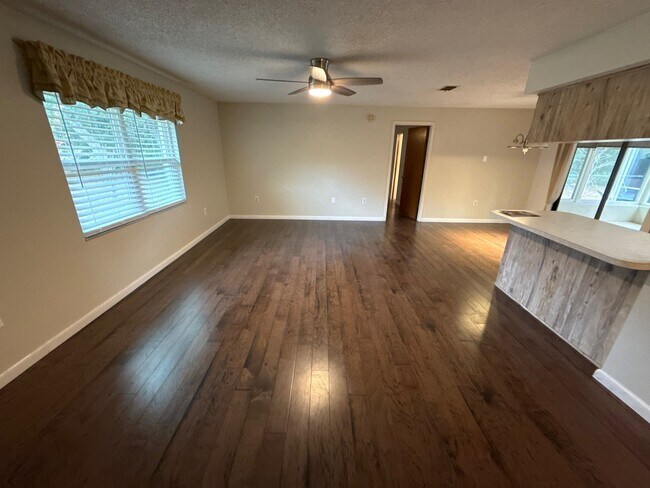 Building Photo - 851 S Oak Crest Path