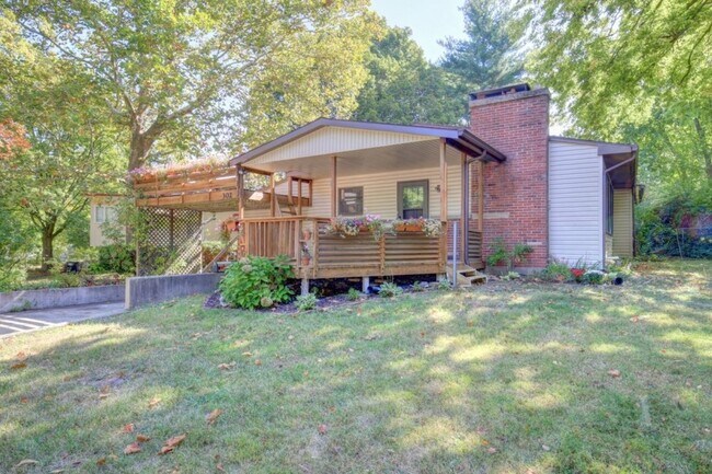 Building Photo - 3 bedroom 1 bath home - Available August