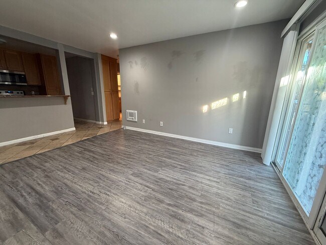 Foto del edificio - ***$300 Move in Special *** Beautiful One Bedroom Condo centrally located in Spring Valley