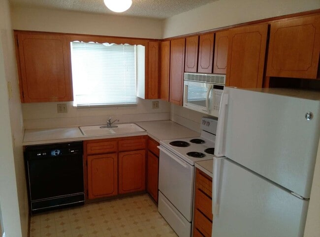 Building Photo - (749) Jackson Square - 2 Bedroom / 1.5 Bat...