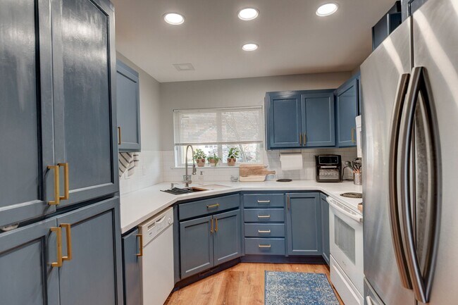Foto del edificio - Recently Updated 3 Bedroom and 3 Bath Town...