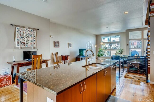 Foto del edificio - 2718 Blake St