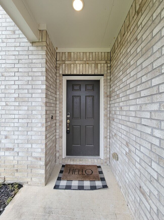 Building Photo - Beautifully updated 5-bedroom, 3.5-bath home located on a quiet cul-de-sac in a desirable Houston...