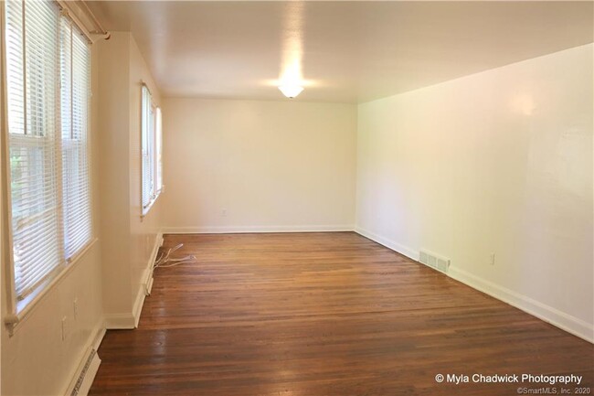 Foto del edificio - 943 Grassy Hill Rd