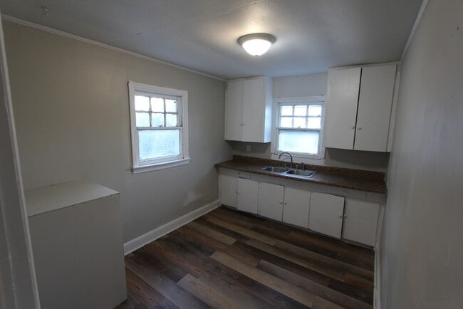 Building Photo - 234 1/2 Saluda St