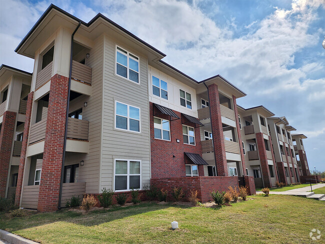 Building Photo - The Greens at Oklahoma City