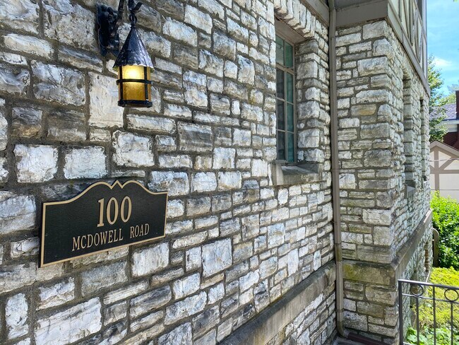 Foto del edificio - 100 Mcdowell Rd