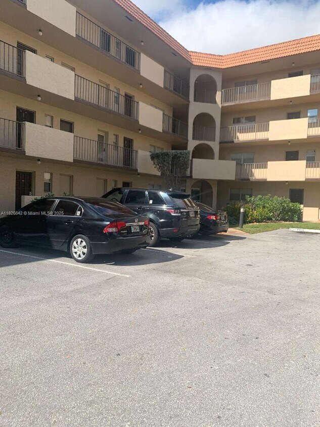 Building Photo - 6361 N Falls Cir Dr