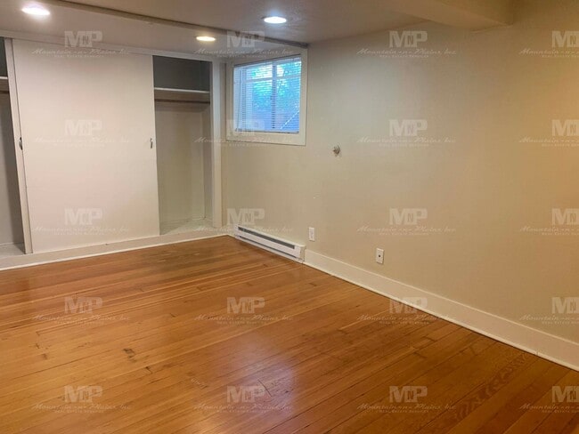 Foto del edificio - 645 1/2 S Loomis Ave