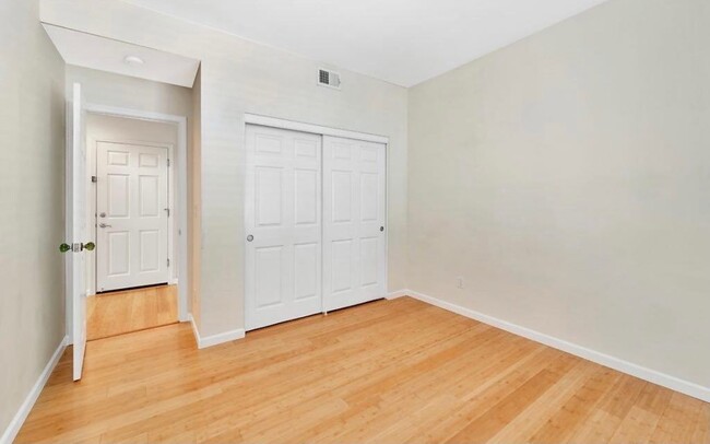 Building Photo - Perfectly Located 4 Bed, 3 Bath End Unit S...