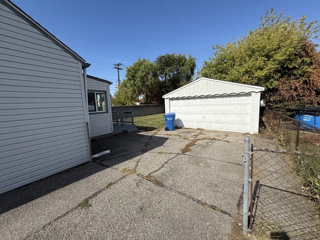 Foto del edificio - 8035 Chapp Ave