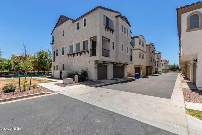Foto del edificio - 1697 E Hampton Ln