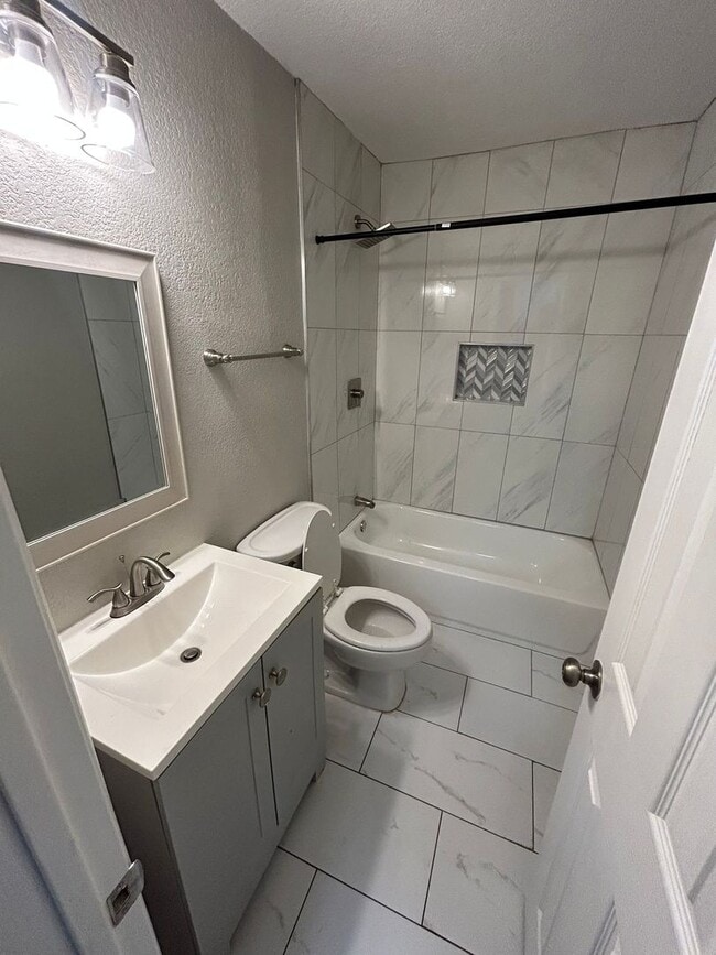 Building Photo - 4915 Heyworth Ave