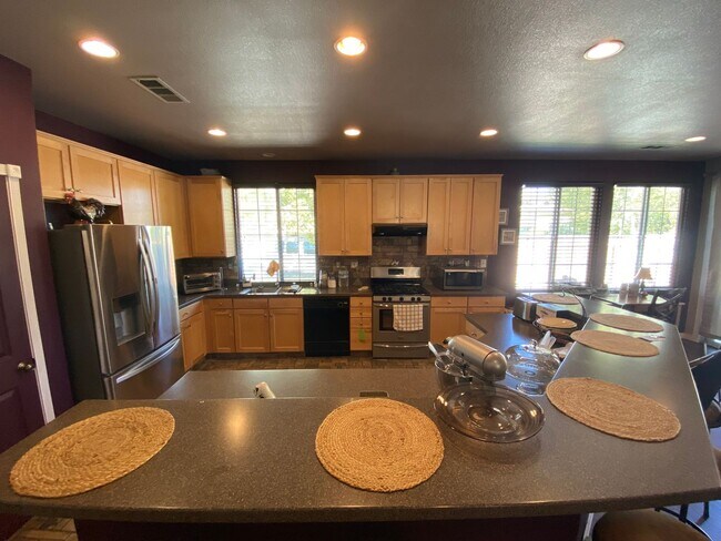 Foto del edificio - Beautiful Single Story 3 Bedroom 2 Bath! WITH SOLAR!