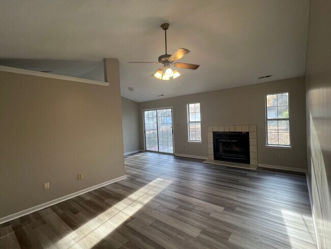Foto del edificio - CHARMING 3 BEDROOM SINGLE FAMILY HOUSE