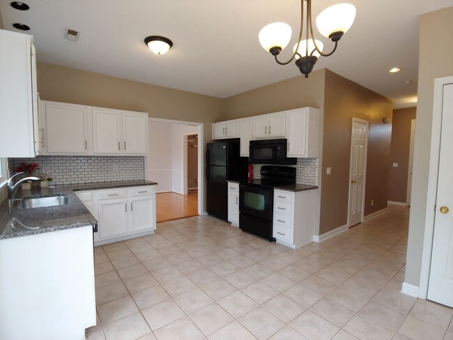 Foto del edificio - Available Now! Beautiful 2 story 3 bed, 2.5 bath home in the Cardinal Area!