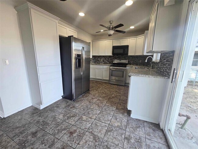 Foto del edificio - 3325 Beechwood Dr