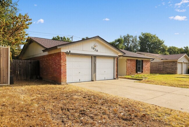 Building Photo - 1929 Schumac Ln