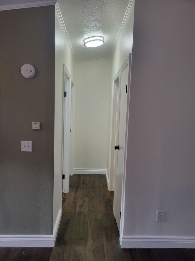 Building Photo - 3 Bedroom, 2 Bathroom single story in Oldt...