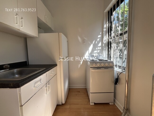 Building Photo - 164 Mott St