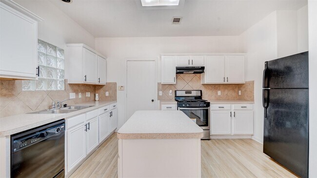 Foto del edificio - 827 Forest Ivy Ln