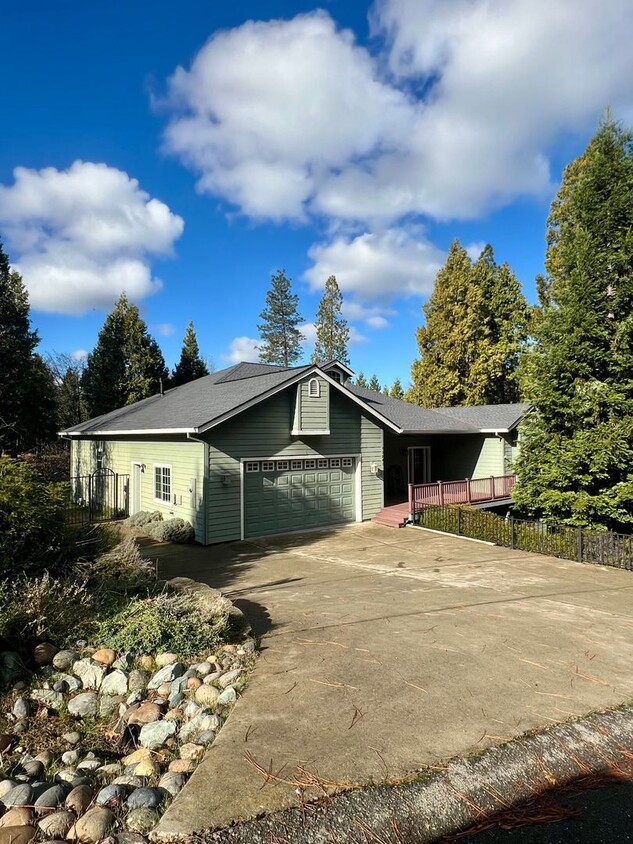 Primary Photo - Large Home in Jackson Pines