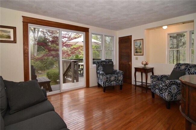 Building Photo - 390 Pendar Rd