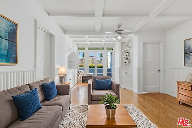 Foto del edificio - 307 S Doheny Dr