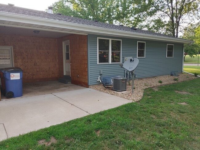 Building Photo - 1027 Sunset Ln