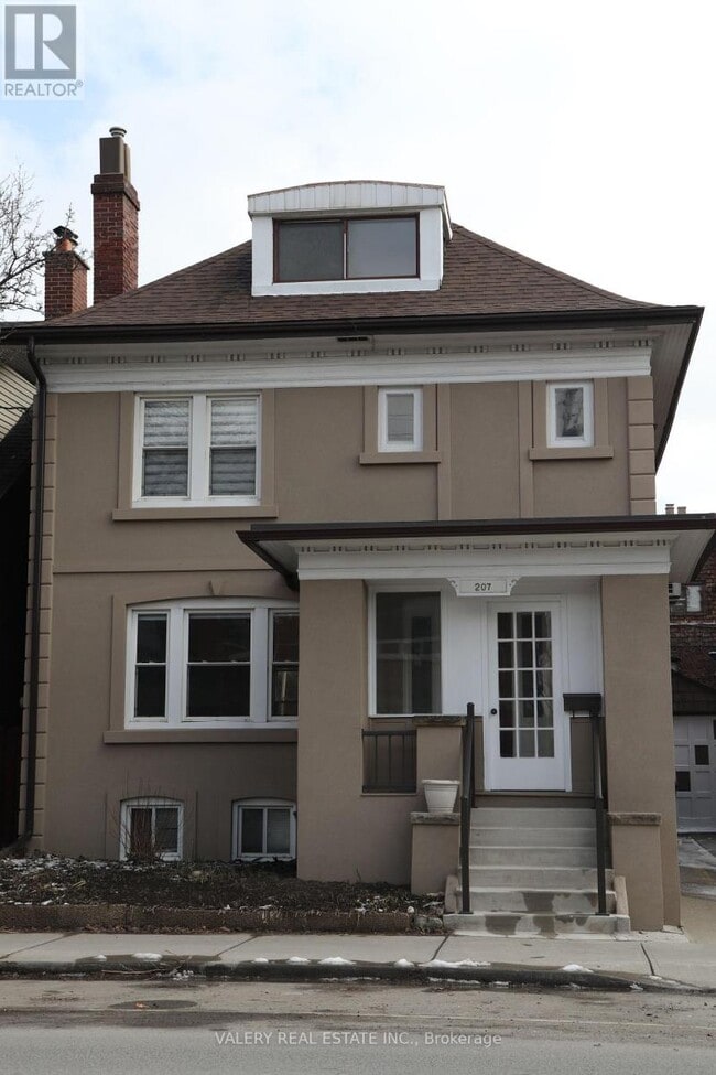 Building Photo - 207 Oakwood Ave