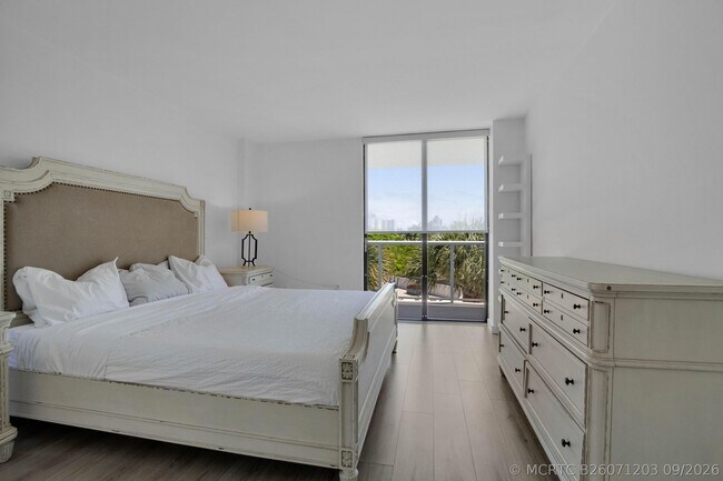 Building Photo - 3701 N Country Club Dr