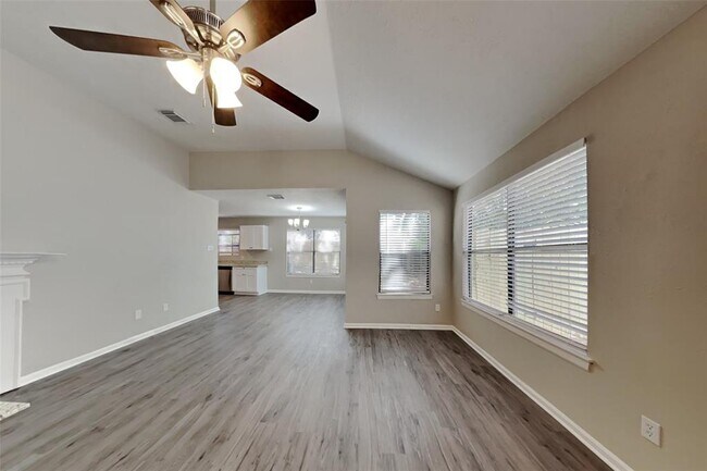 Foto del edificio - 7743 High Village Dr