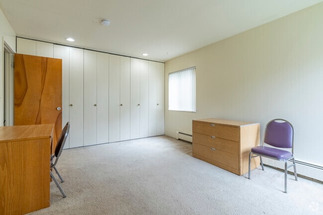 1BR, 1BA - 700SF - Bedroom - 323 Packard St