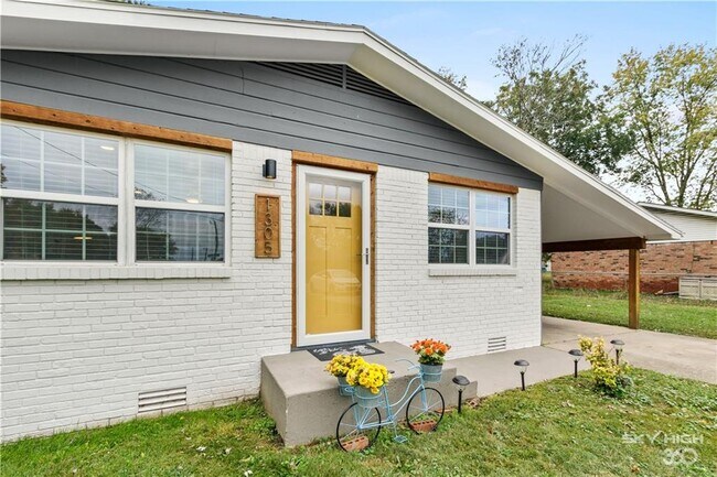 Building Photo - 1305 SE Benton St