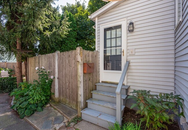 Building Photo - 5 Addison St