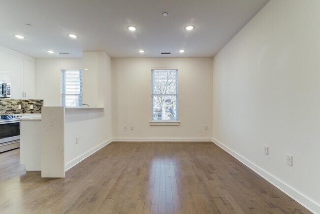 Building Photo - 974 Summit Ave
